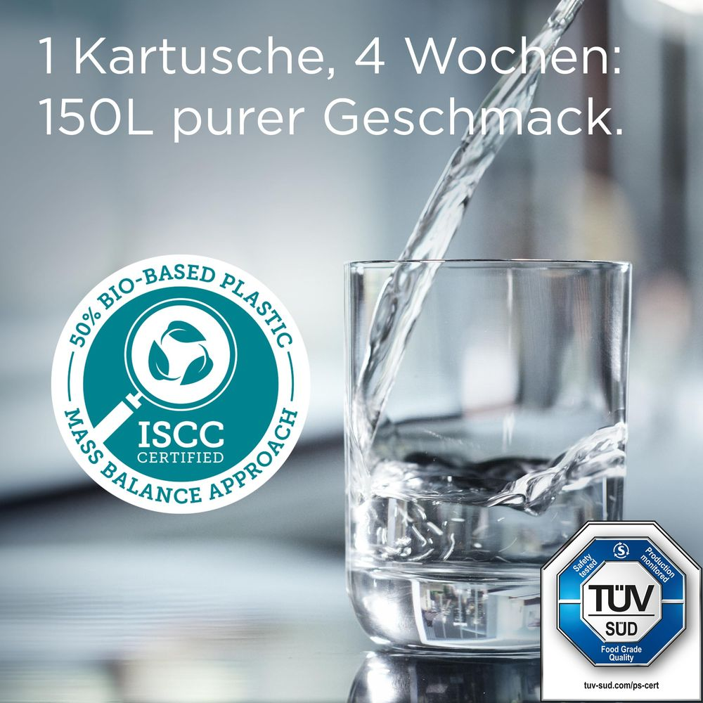 Acqua che scorre in un bicchiere con certificato ISCC e sigillo TÜV.