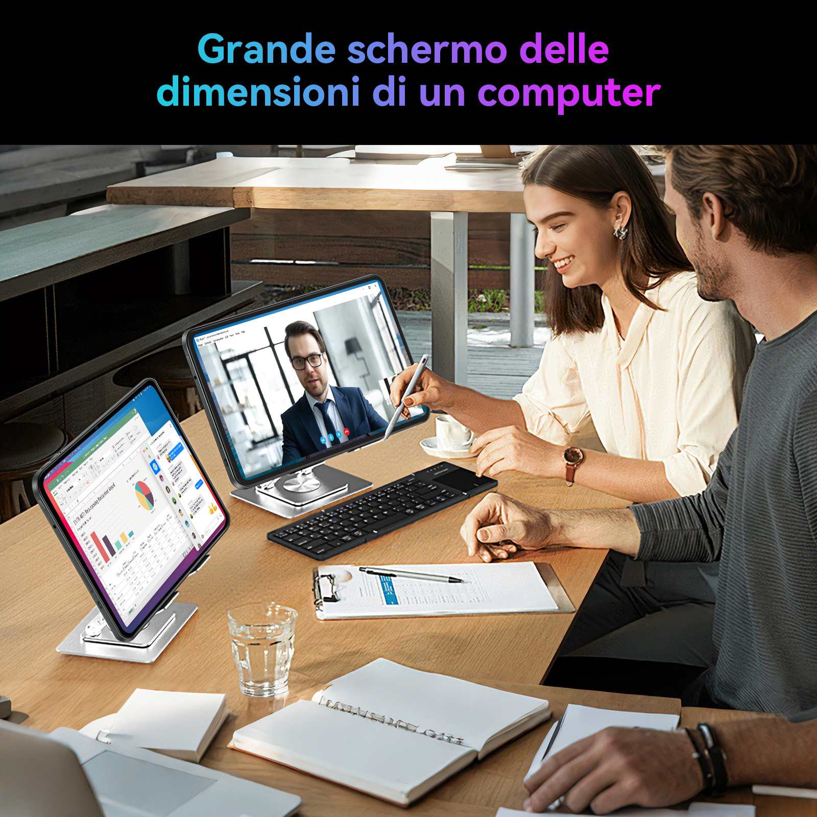 Uomo e donna al tavolo con tablet e tastiera, riunione di lavoro.