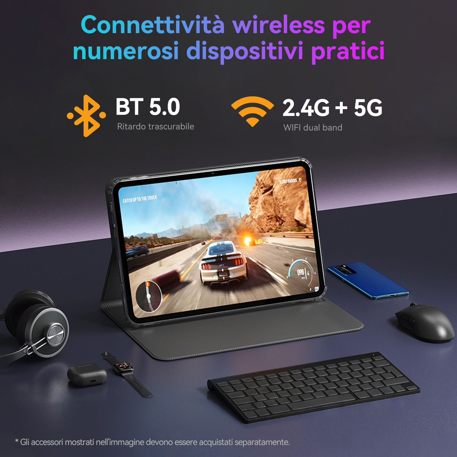 Tablet mostra gioco di corse, con cuffie, smartwatch, mouse, tastiera, telefono.