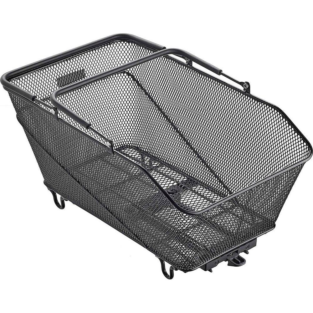 Ein schwarzer Fahrradkorb aus Gittermetall mit zwei Fächern steht auf weißem Hintergrund.