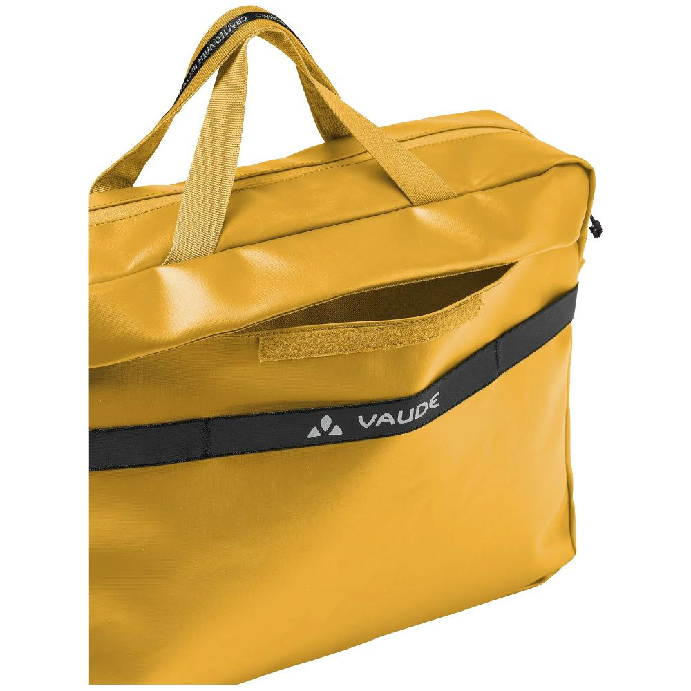 Borsa gialla Vaude con nastro nero e tasca aperta.