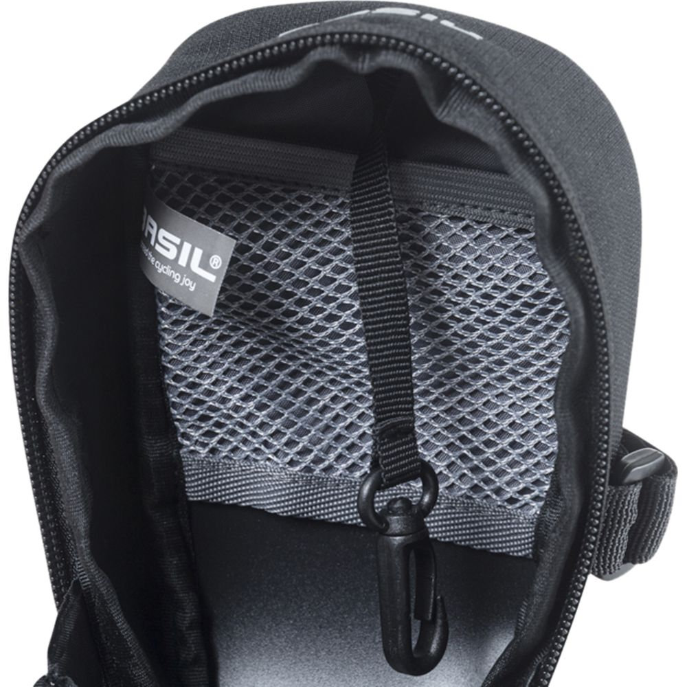 Sac noir ouvert avec doublure en filet et crochet. Logo Basil visible.