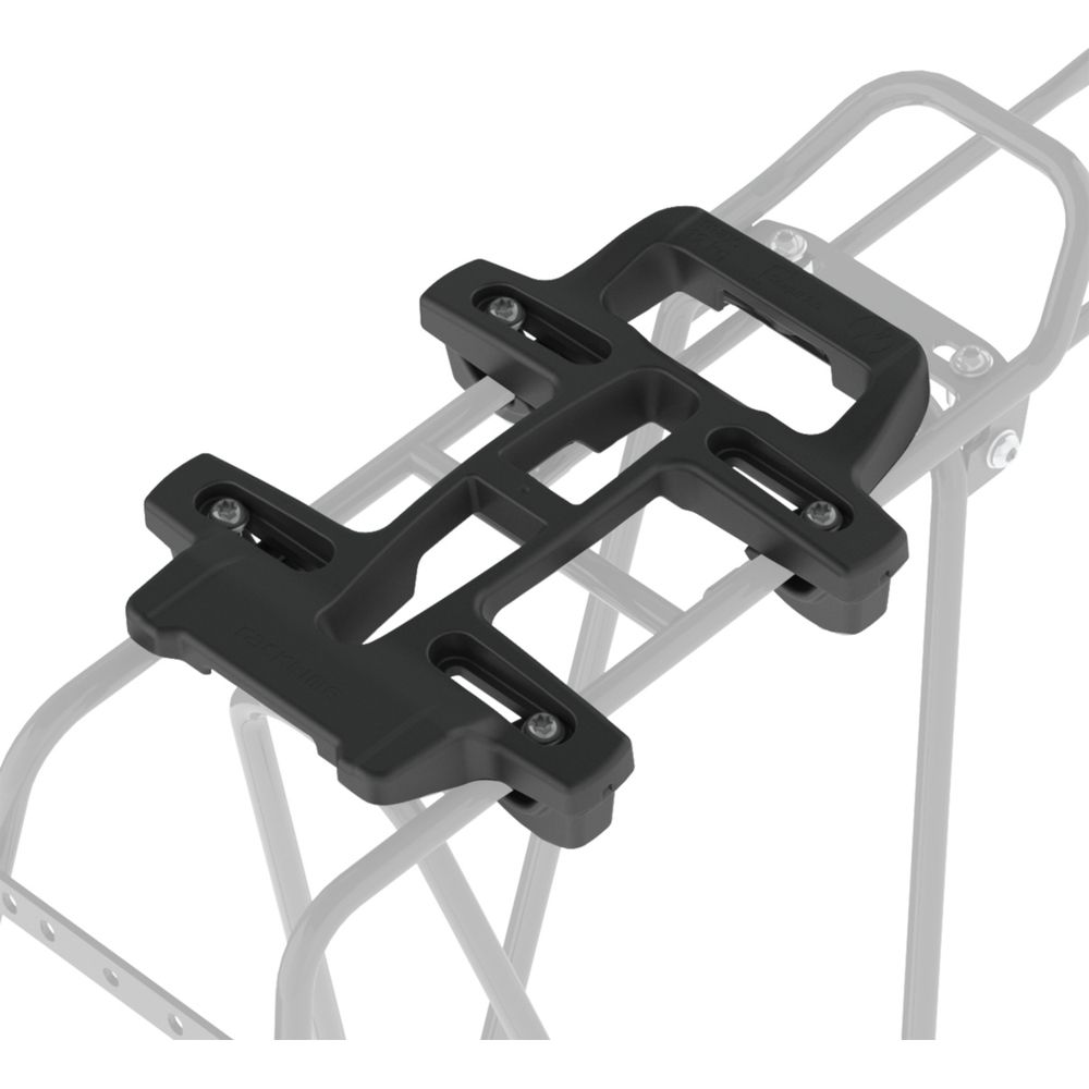Schwarzer Fahrradgepäckträger-Adapter aus Kunststoff, befestigt an einem silbernen Gepäckträger.