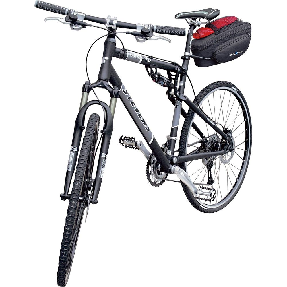 Un VTT noir avec une sacoche de selle, isolé sur fond blanc.