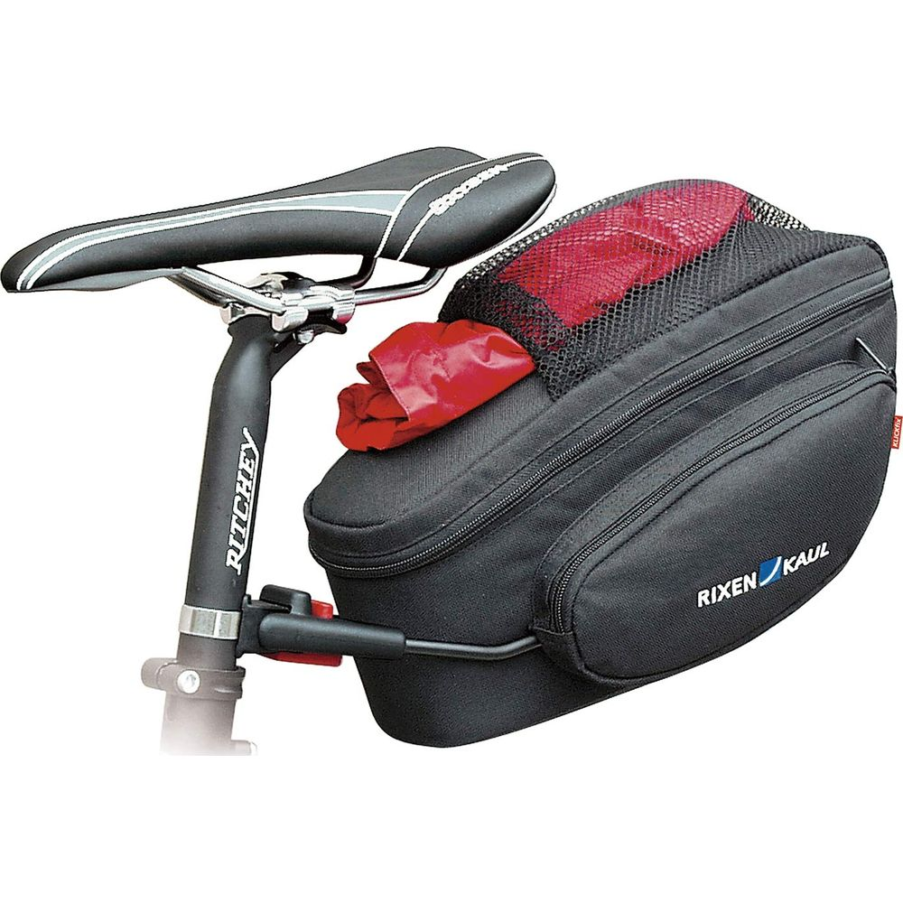 Sacoche de selle de vélo noire avec restes de tissu rouge.