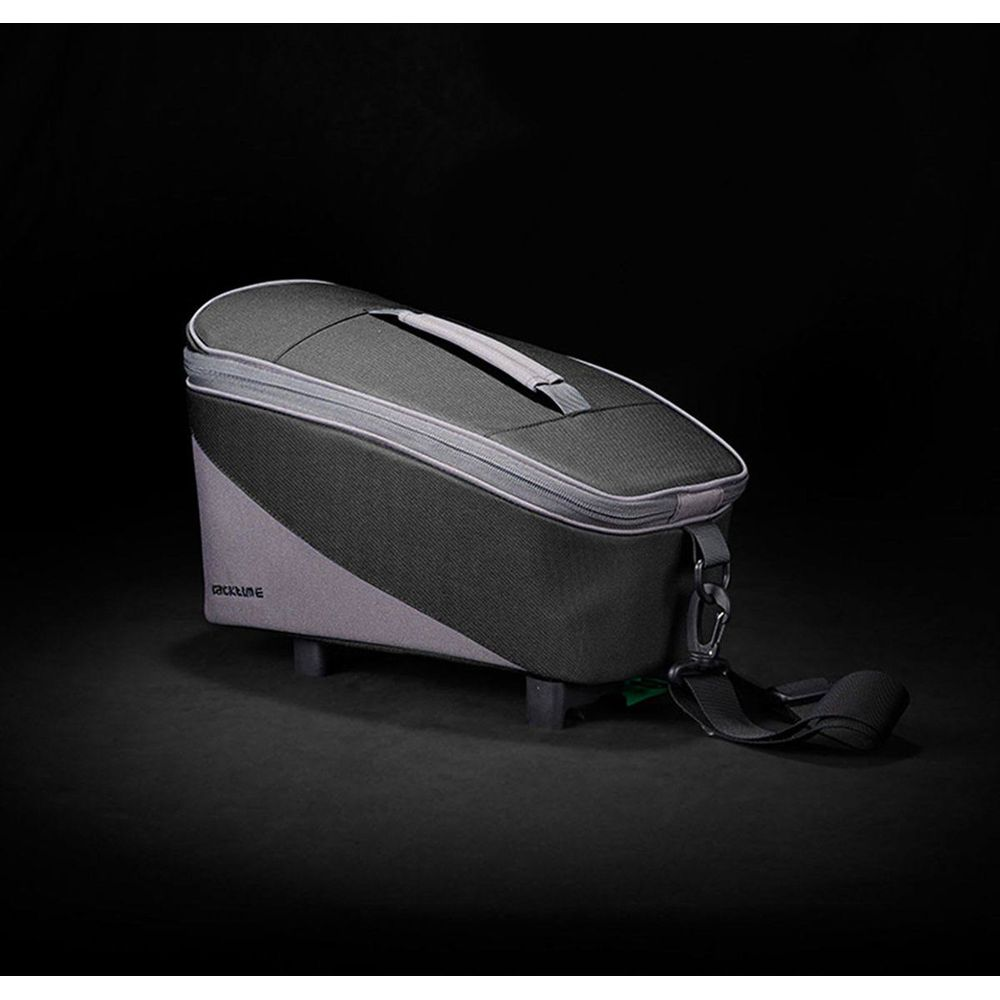 Sac de vélo gris foncé avec poignée et bandoulière sur fond noir.