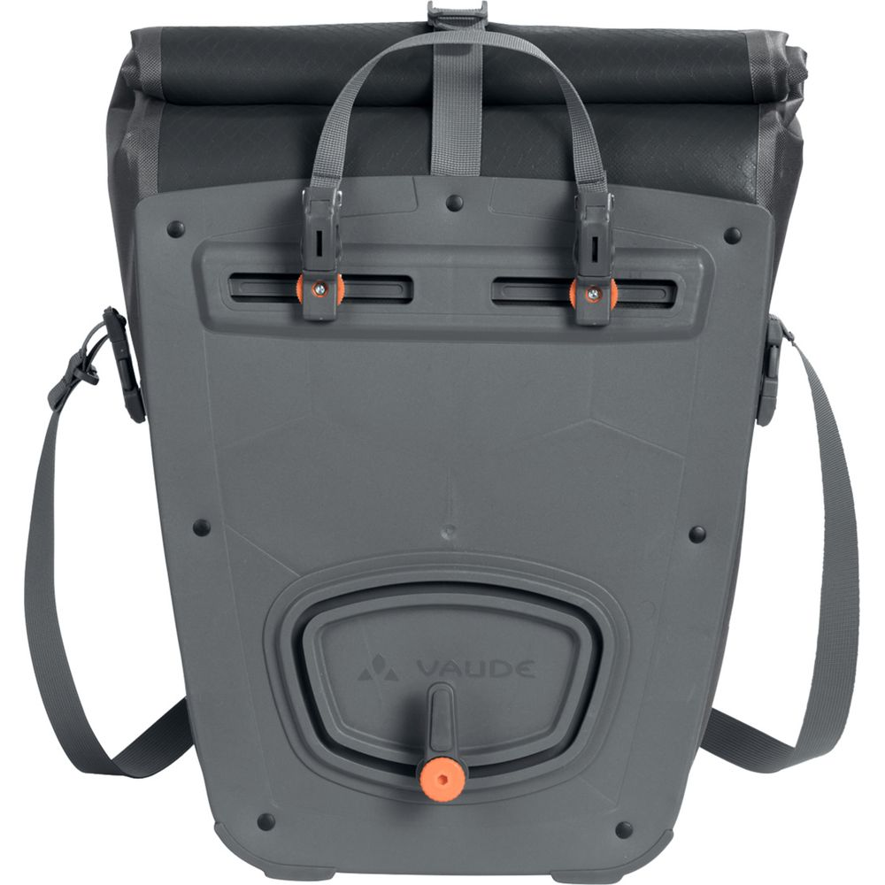Sacoche de vélo grise avec fermeture enroulable et système de fixation. Logo VAUDE.