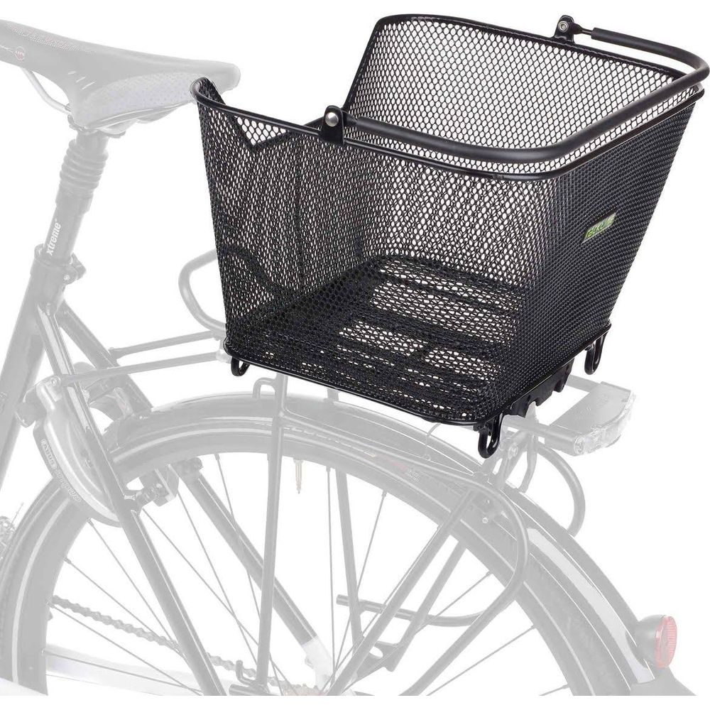 Cesta de bicicleta de malla de alambre negra montada en un portaequipajes.