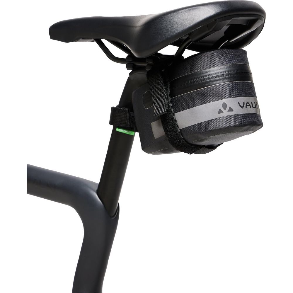 Sacoche de vélo noire sous la selle avec bandes réfléchissantes et logo.