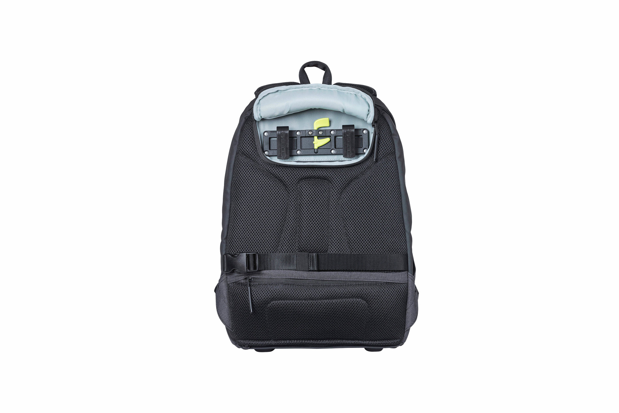 Rückseite eines grauen Rucksacks mit Netzpolsterung und Befestigungssystem.