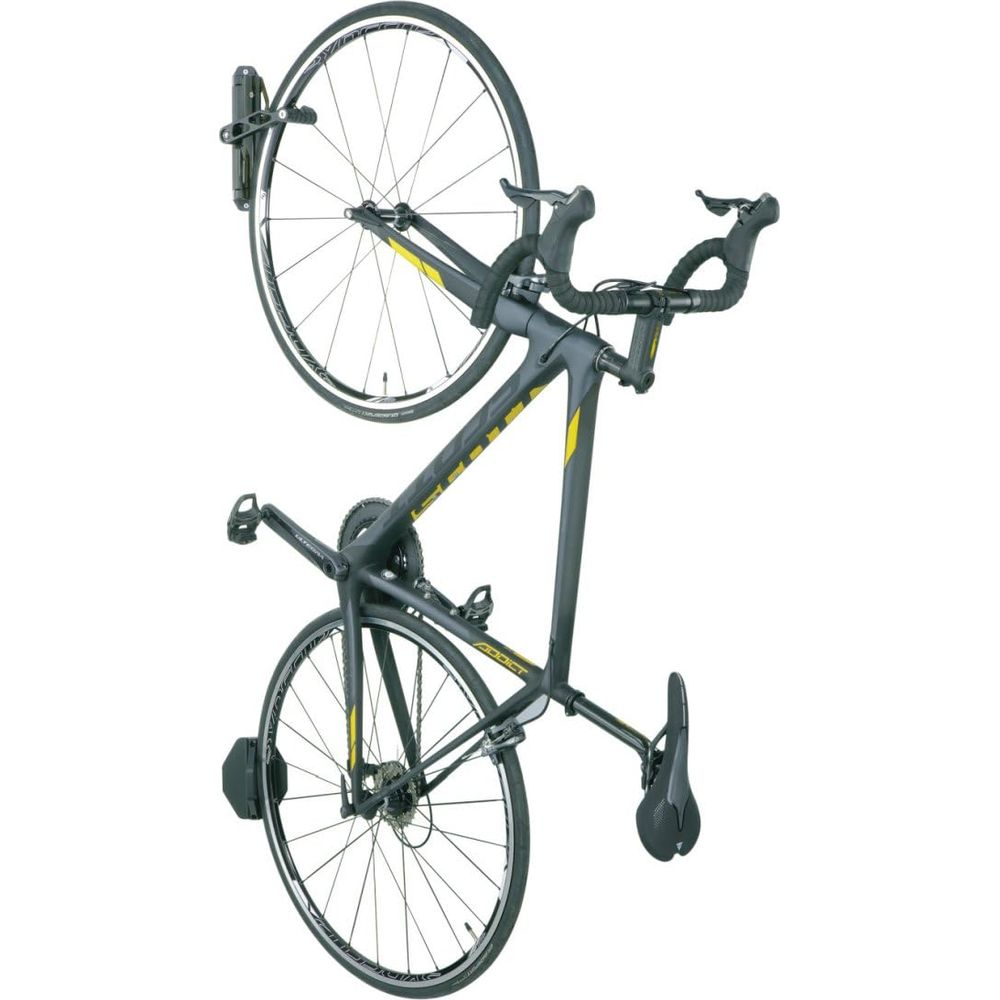 Ein dunkles Rennrad mit gelben Akzenten hängt an einer Wandhalterung.