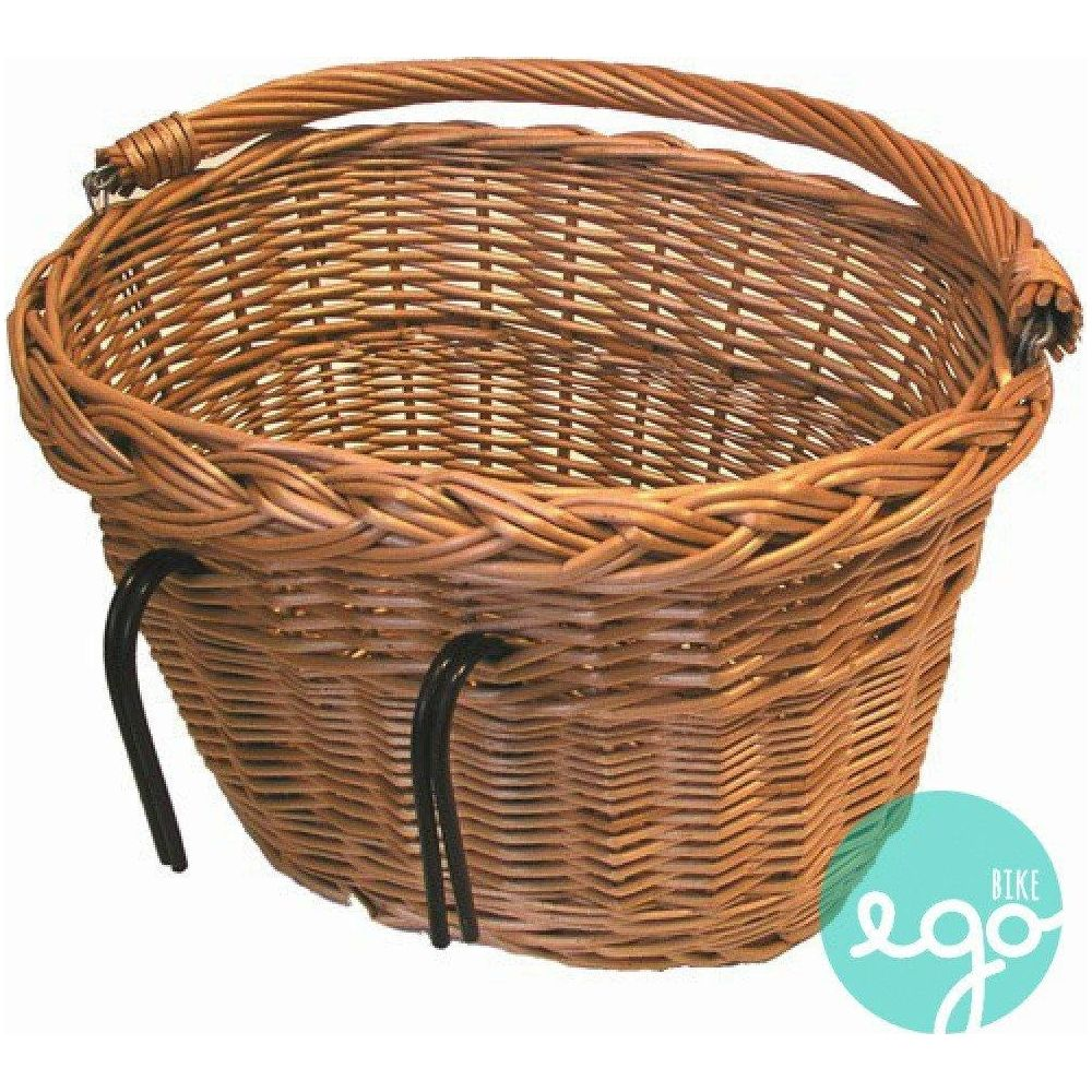 Un panier en osier marron avec anse et supports noirs, prêt à être fixé au vélo.