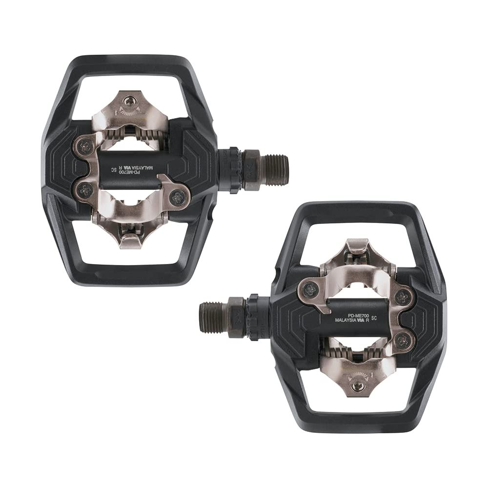 Zwei schwarze Fahrradpedale mit silbernen Klickmechanismen auf weißem Hintergrund.