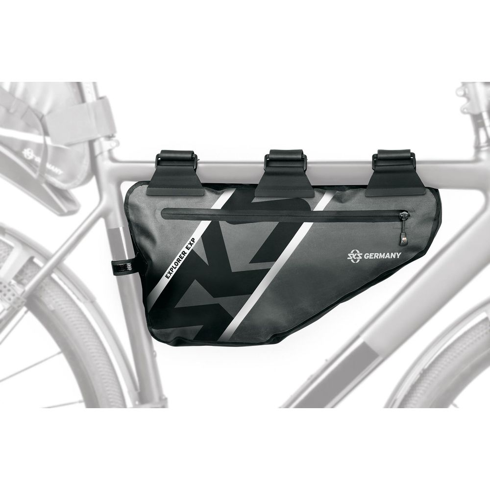 Graue Fahrradtasche mit "EXPLORER EXP" und Deutschland-Logo, befestigt am Fahrradrahmen.