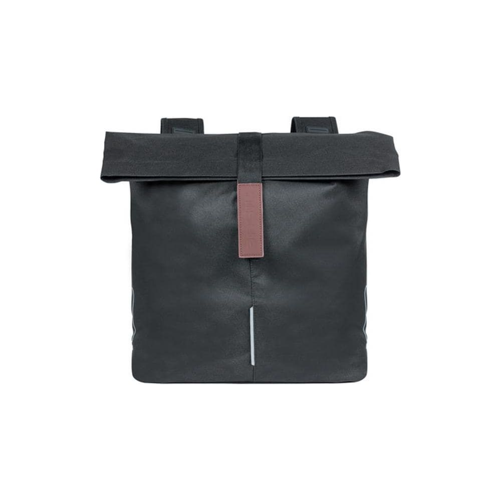 Sac à dos noir à fermeture enroulable avec détail de sangle en cuir marron.