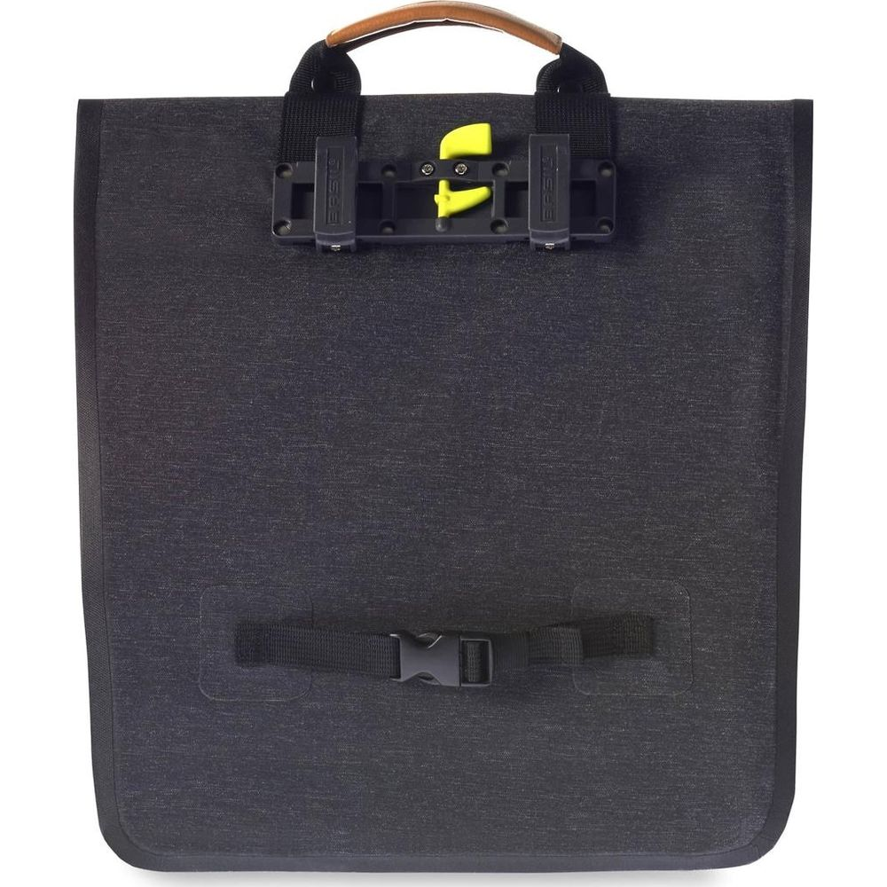 Bolsa de bicicleta oscura con asa marrón, cierres de clic amarillos y correa negra.