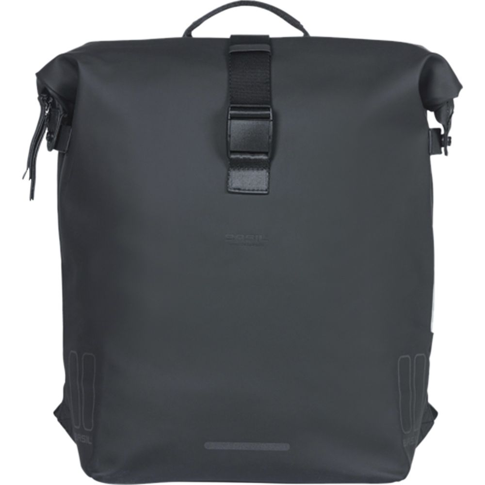 Schwarzer Rucksack mit Rollverschluss und Schnalle, Markenlogo.