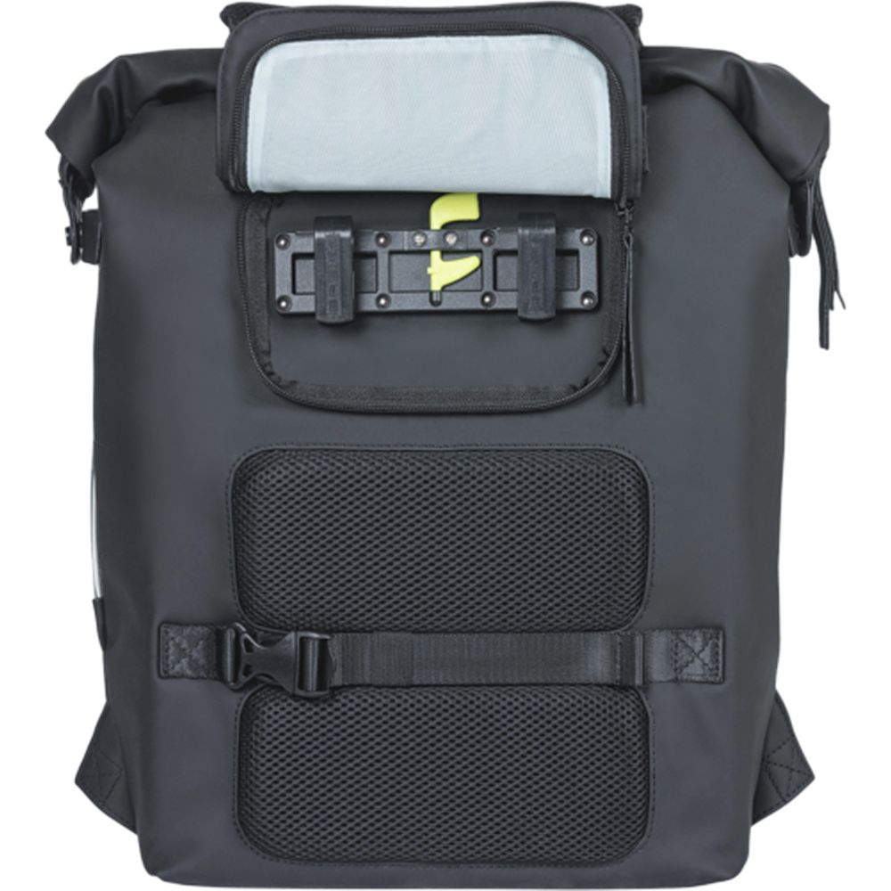 Schwarzer Rucksack mit Netzfächern, Schnallen und einem gelben Detail.