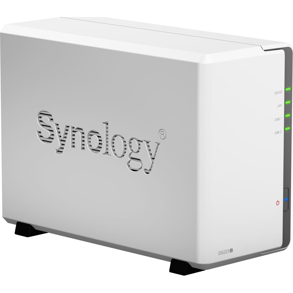 Ein weißes Synology NAS-Gerät mit grünen Statusleuchten und Lüftungsschlitzen.