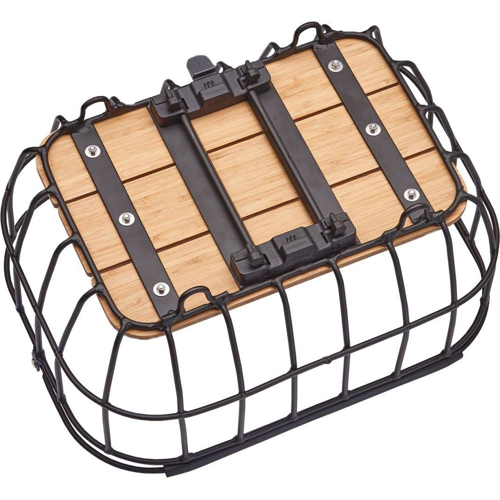 Un panier de vélo avec des lattes en bois et une grille en fil noir, doté de mécanismes de fixation.