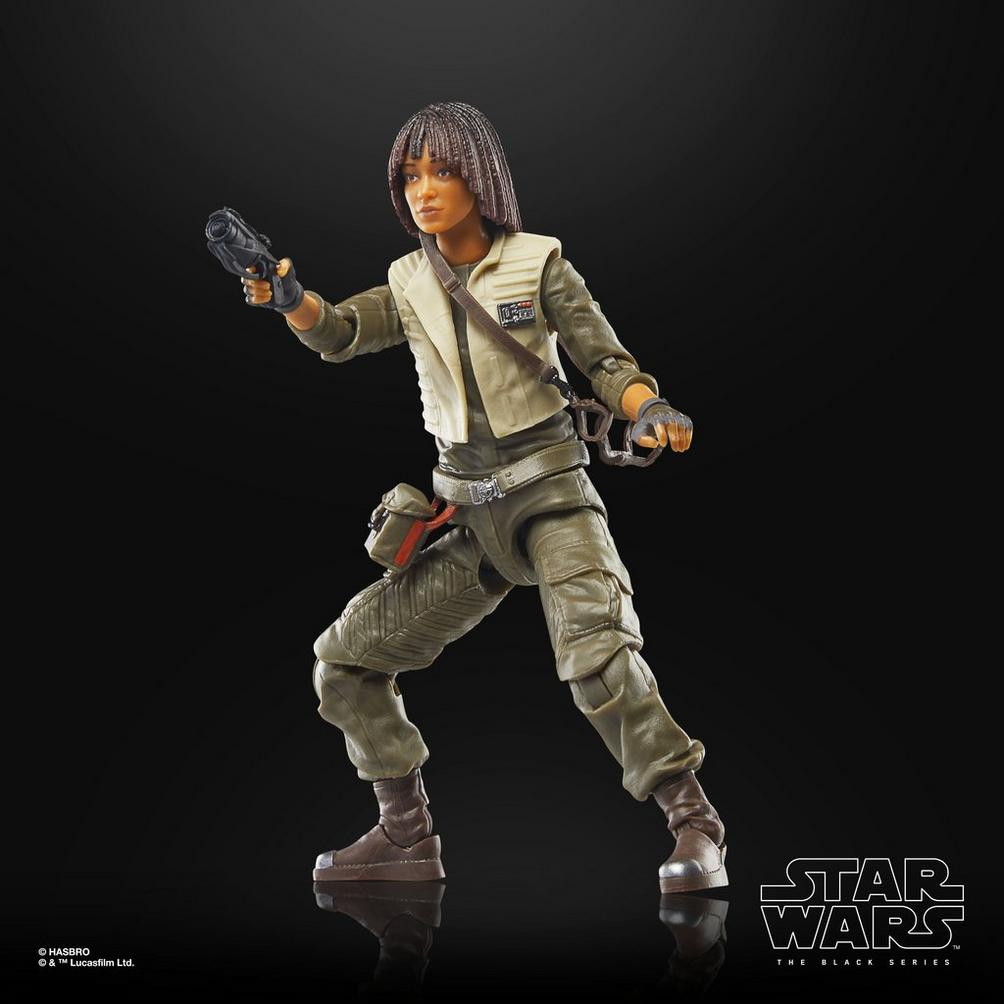 Una action figure femminile di Star Wars in uniforme tiene un blaster.