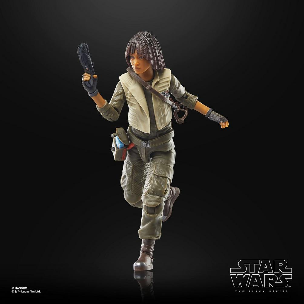 Action figure di donna in uniforme con pistola corre su sfondo nero.