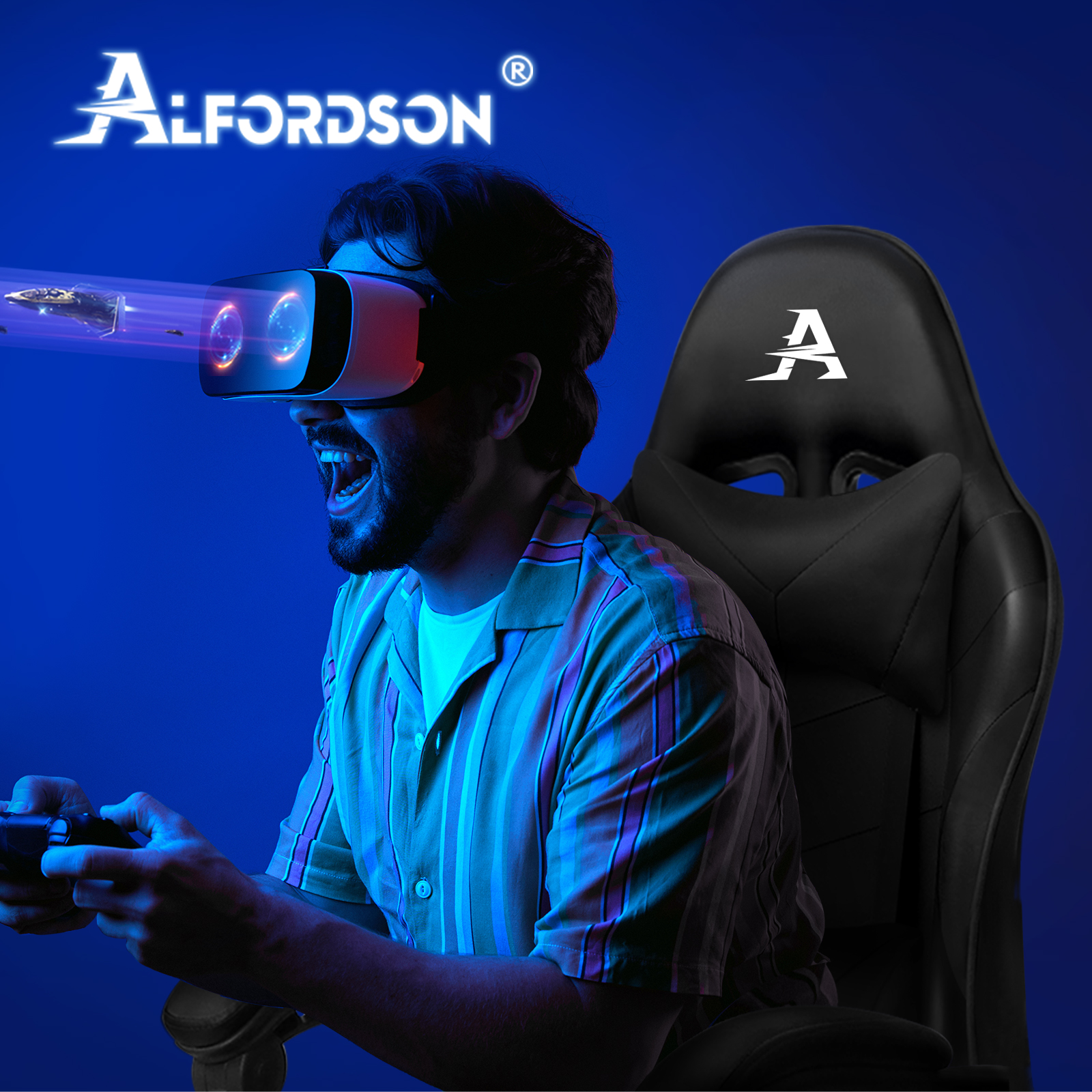 Mann in VR-Brille spielt Videospiel, sitzt in schwarzem Gaming-Stuhl.