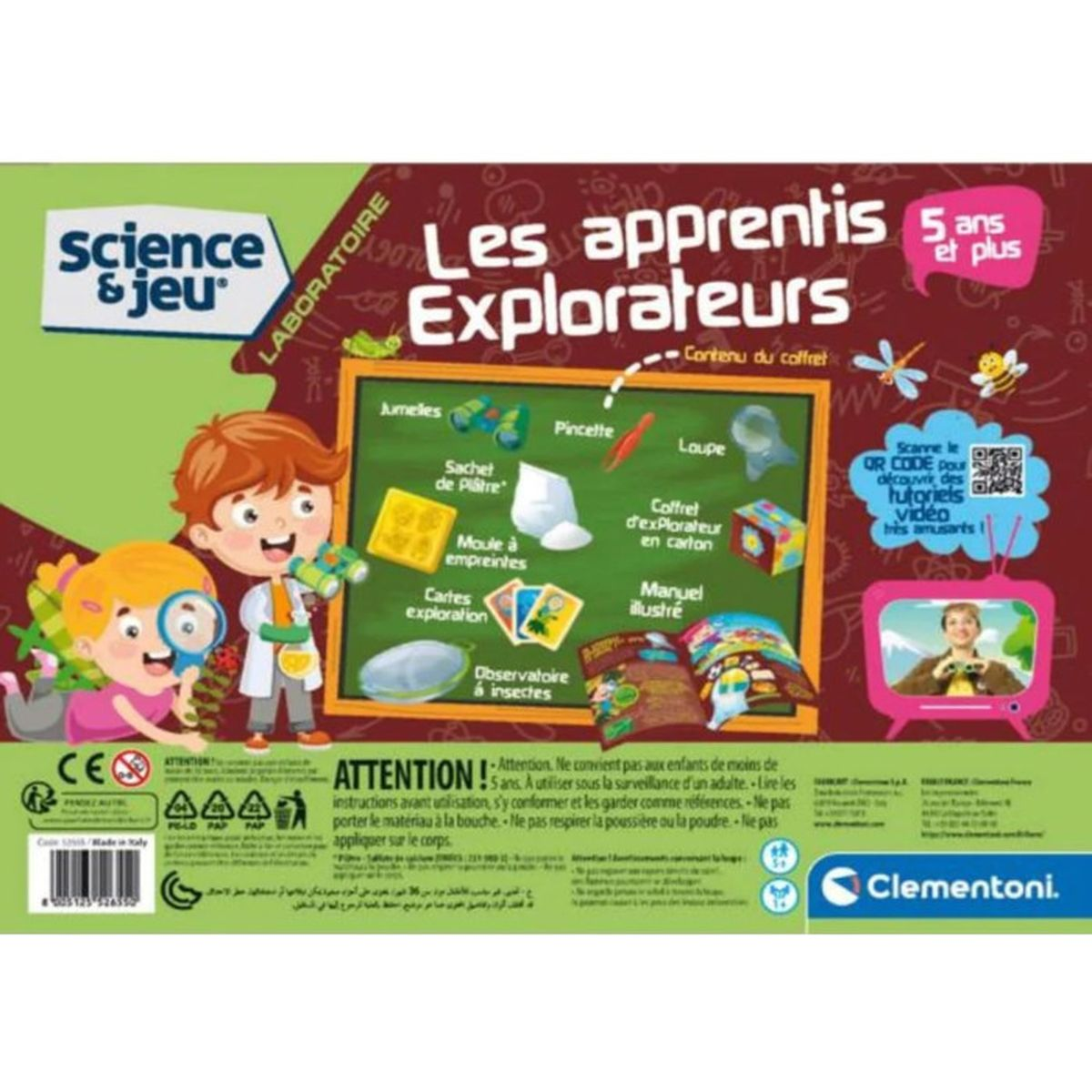 Kinder mit Lupe und Fernglas vor einem Brett mit Spielzeug.