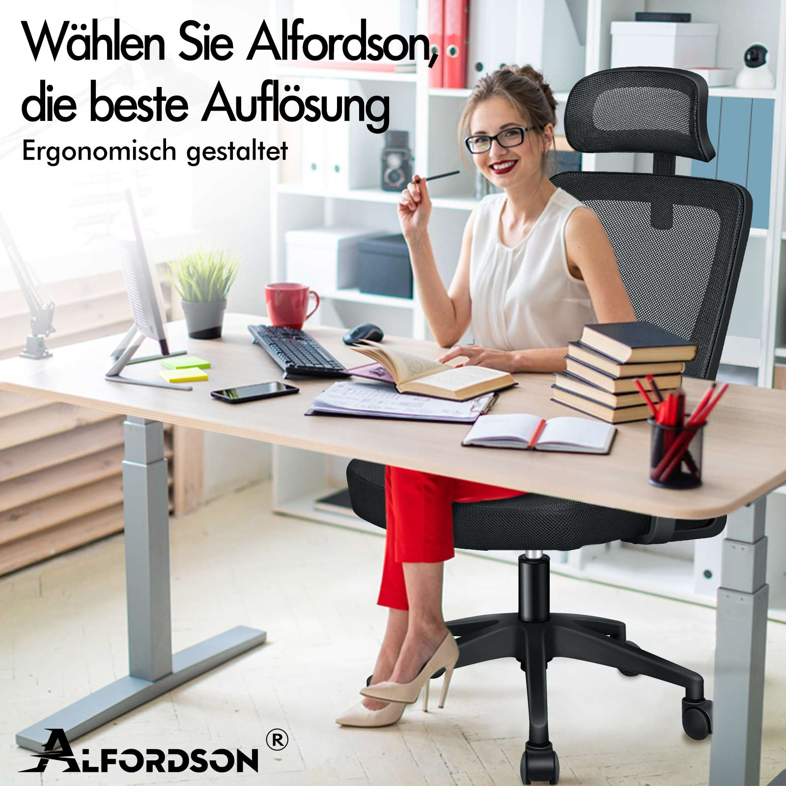 Frau sitzt am Schreibtisch mit Laptop und Büchern, ergonomischer Stuhl.