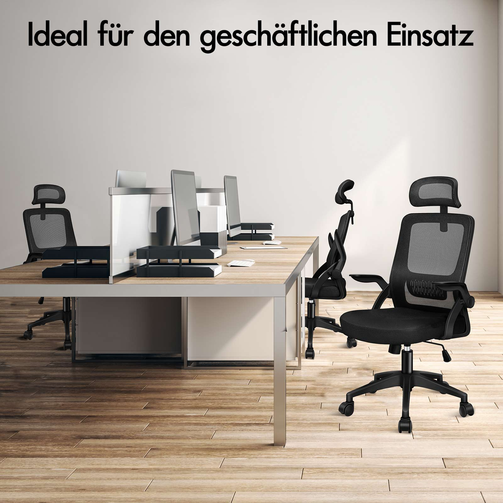 Bürostühle mit Kopfstütze auf Holzboden, mit Computern und Schreibtisch-Trennwänden.