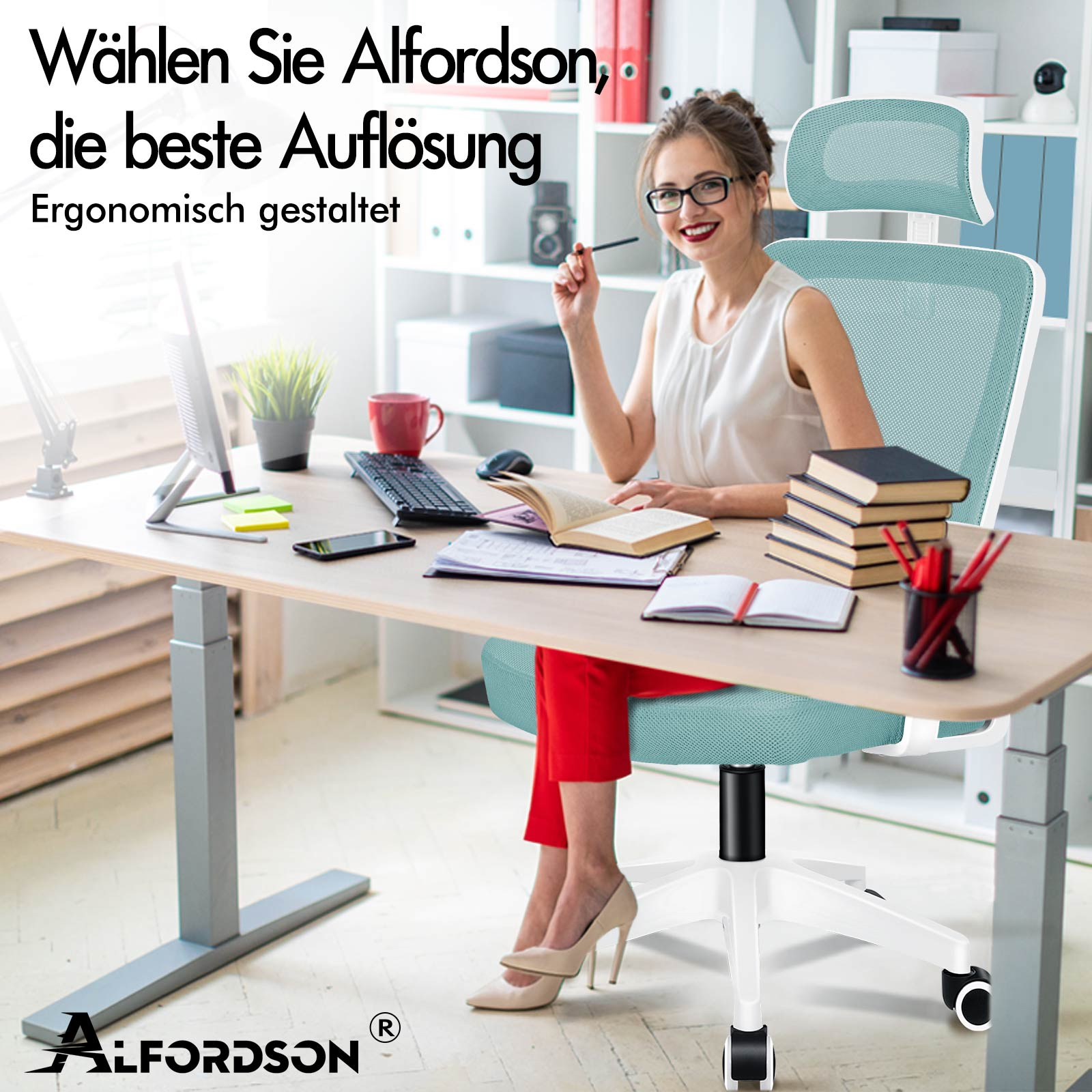 Eine Frau sitzt an einem Schreibtisch mit einem Buch und einem Stift.