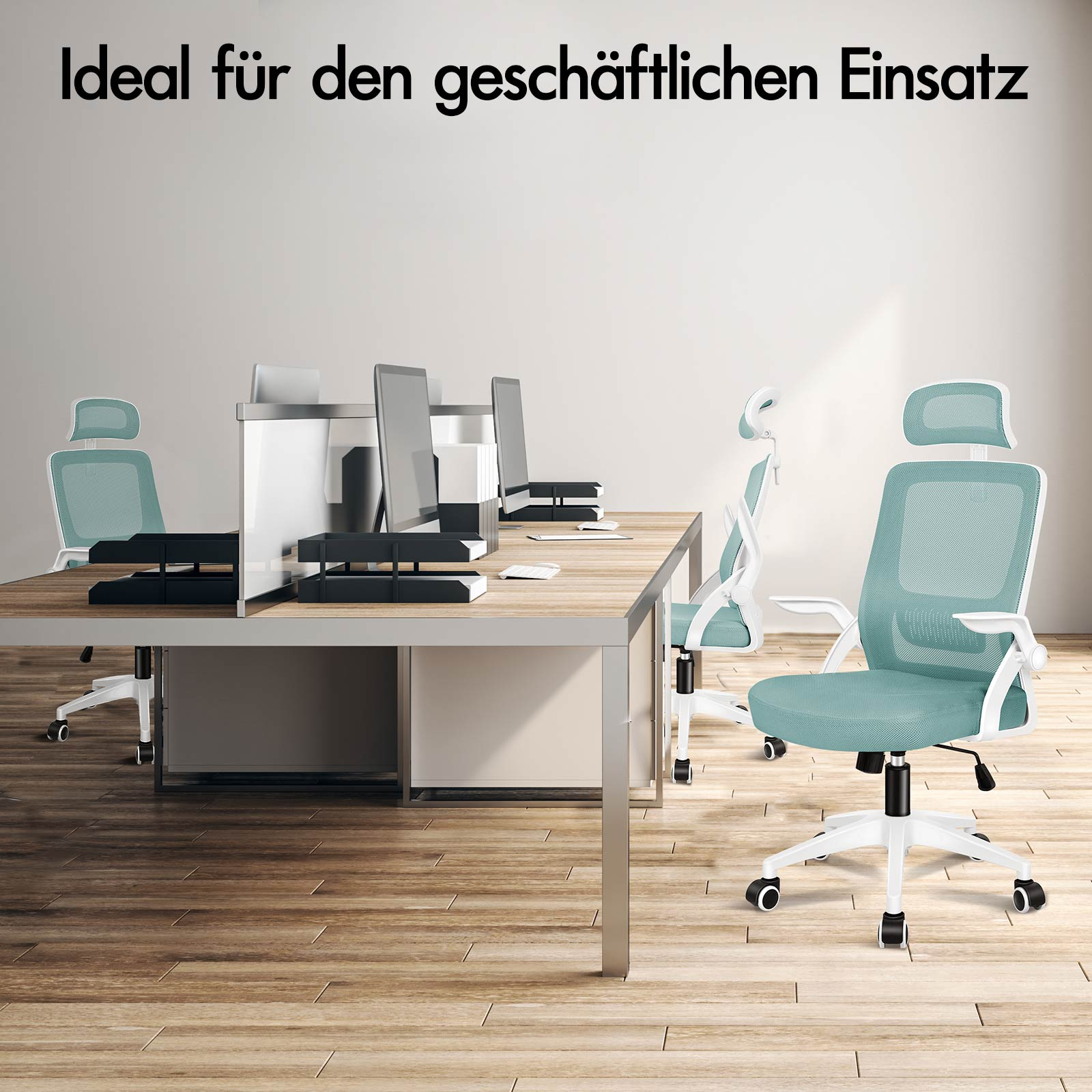Bürostühle in Türkis und Weiß stehen an einem Holztisch mit Computern.