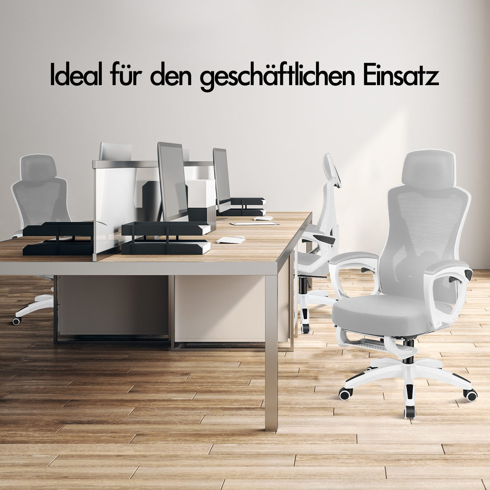 Moderne Bürostühle stehen an einem Holztisch in einem hellen Büro.