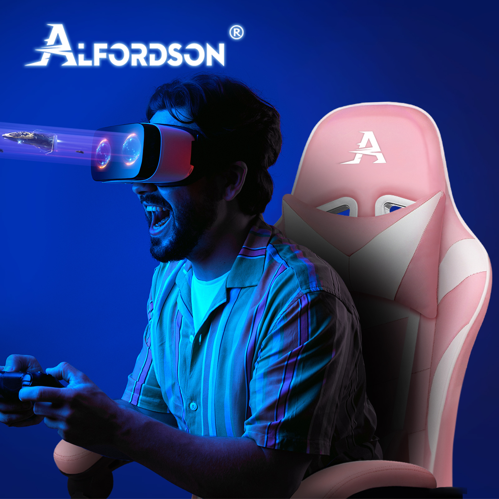 Mann mit VR-Brille spielt, ein rosafarbener Gaming-Stuhl daneben.