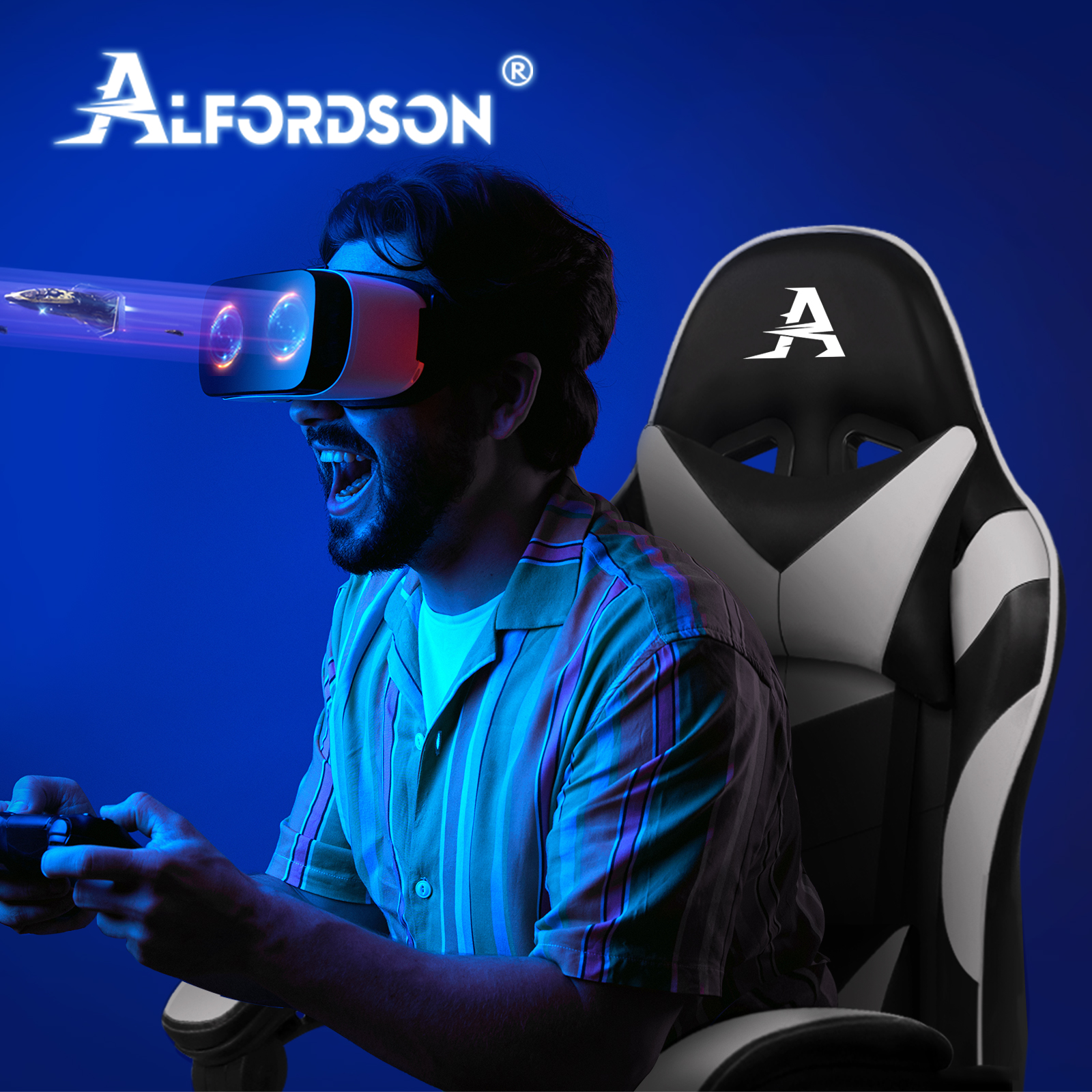Mann mit VR-Brille spielt Videospiel mit Raumschiff-Grafik, daneben Gaming-Stuhl.