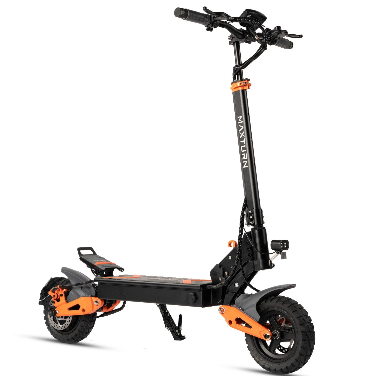 Ein schwarzer Elektroroller mit orangefarbenen Akzenten und großen Rädern steht auf weißem Hintergrund.