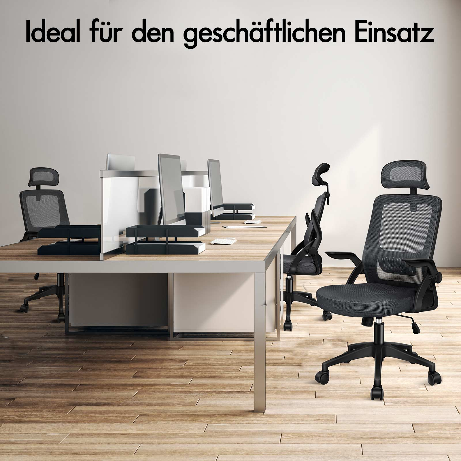 Bürostühle mit Netzrücken und Kopfstützen stehen an Schreibtischen.