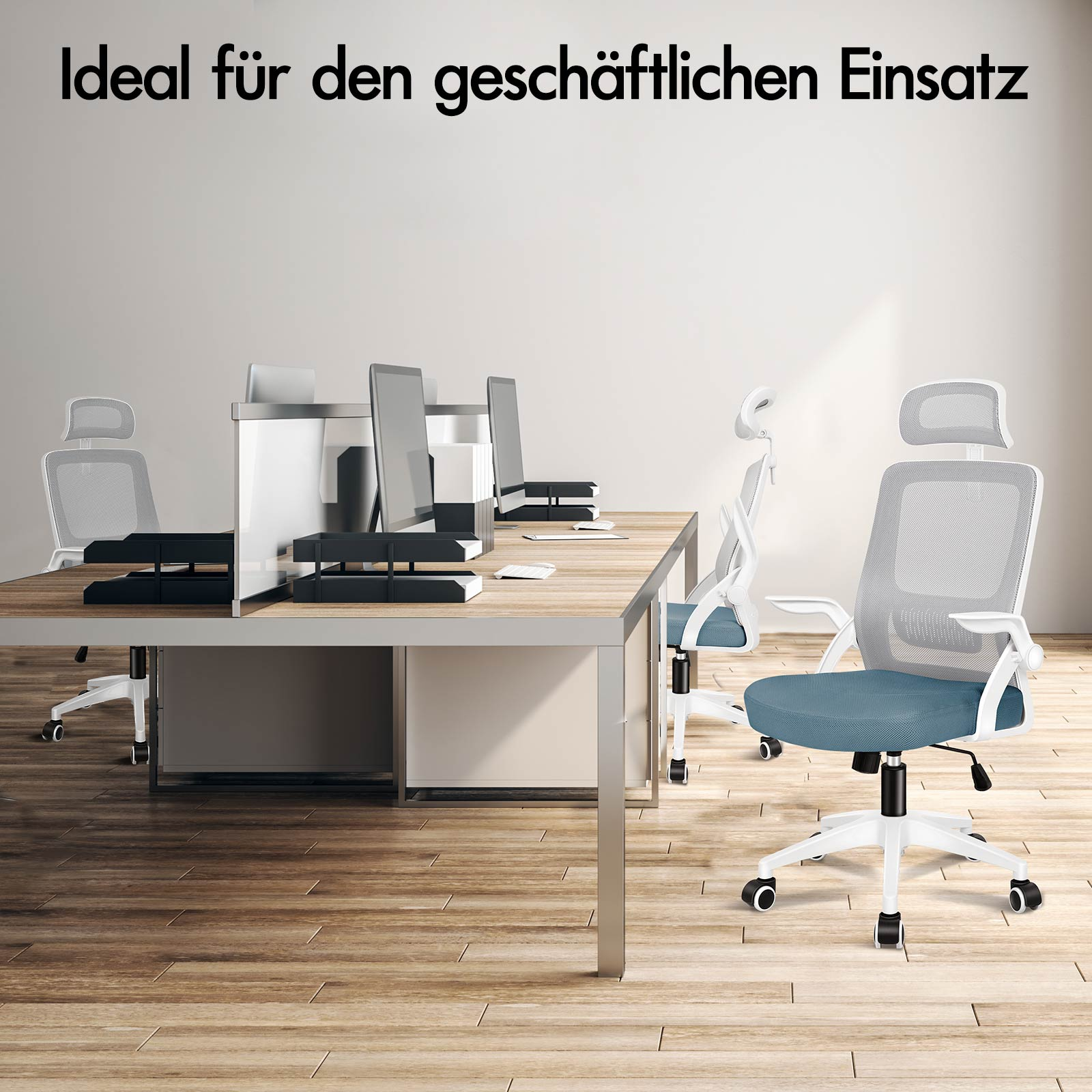 Bürostühle mit blauen Sitzflächen und Netzrückenlehnen stehen an einem Schreibtisch.