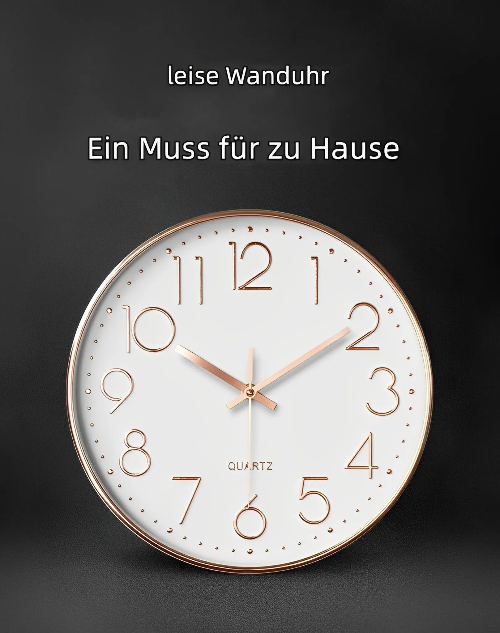 Eine weiße Wanduhr mit roségoldenen Ziffern und Zeigern auf dunklem Grund.