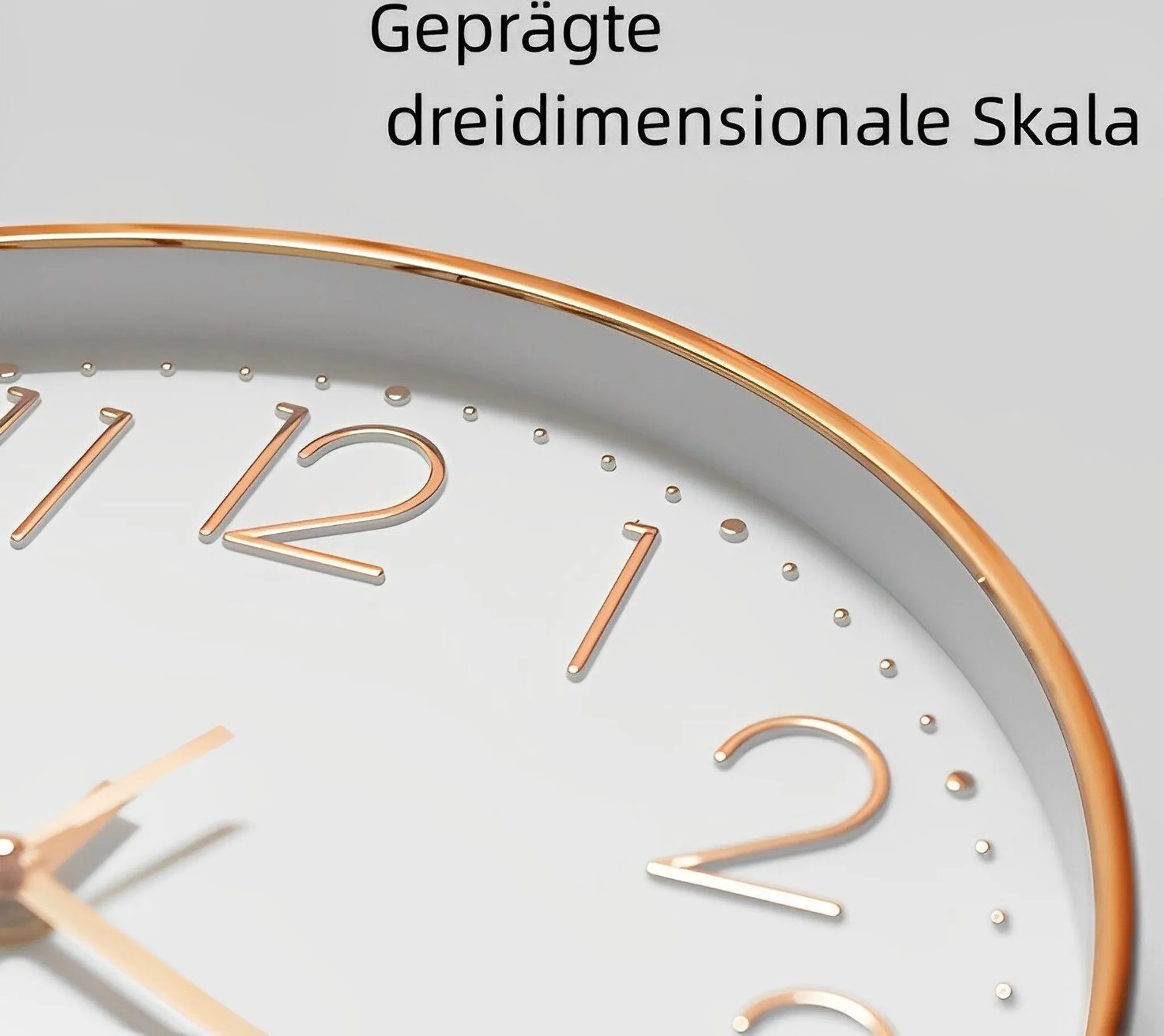 Nahaufnahme einer Wanduhr mit roségoldenen Ziffern und Zeigern.