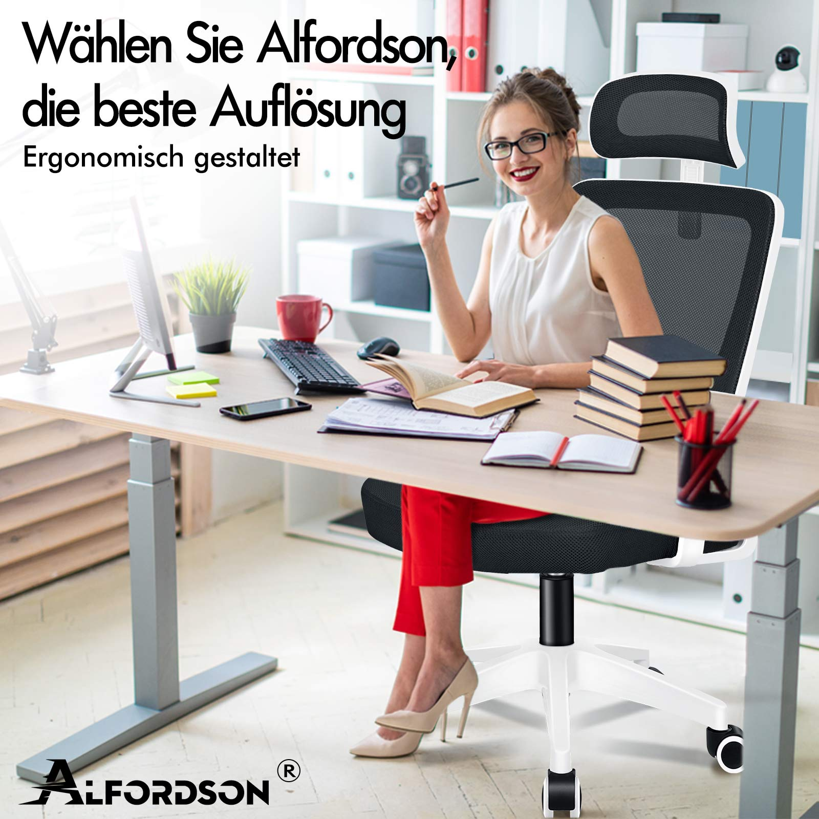 Frau sitzt an einem Schreibtisch mit einem Buch und einem Computer. Ergonomisch.