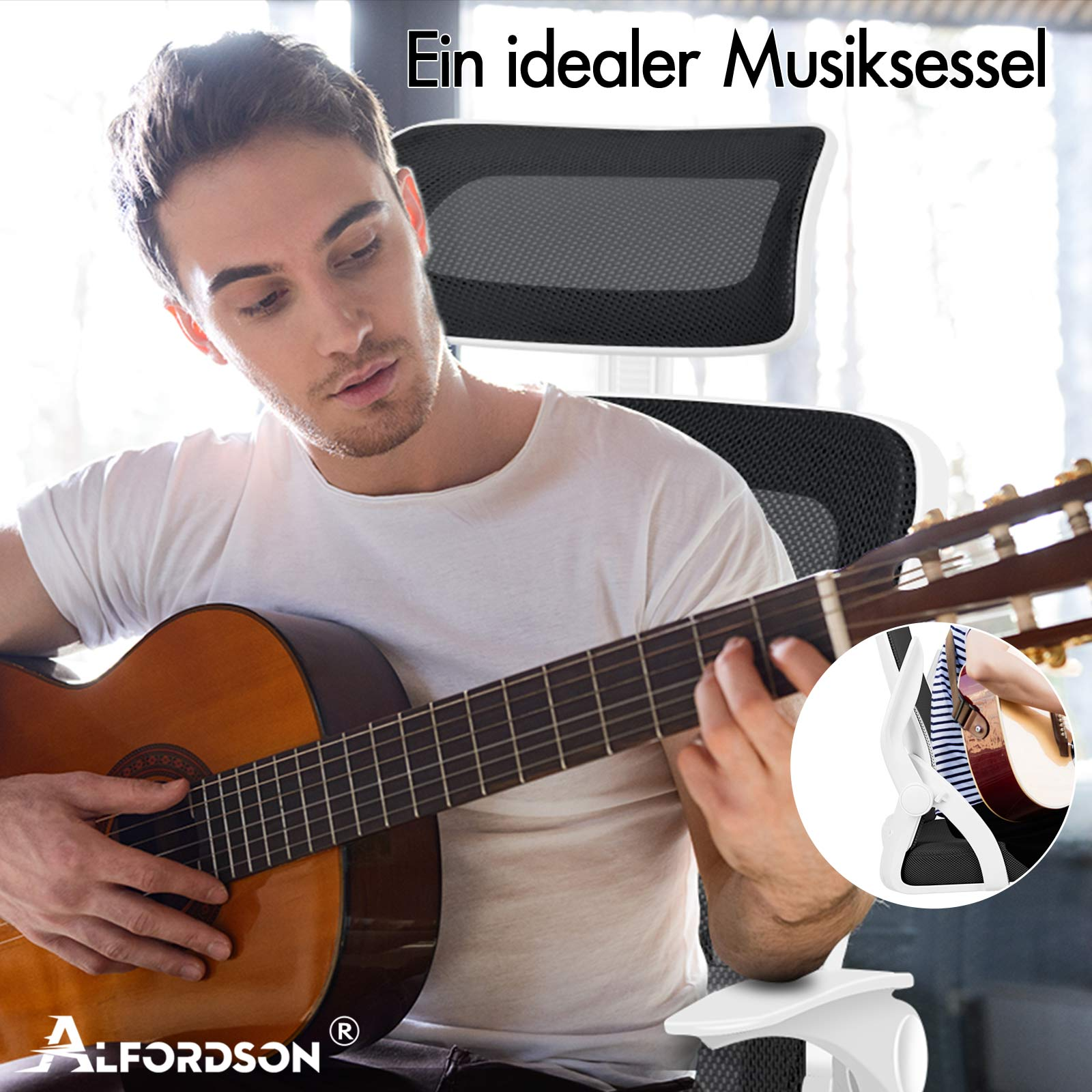 Mann spielt Akustikgitarre auf einem weißen Bürostuhl mit Netzrücken.