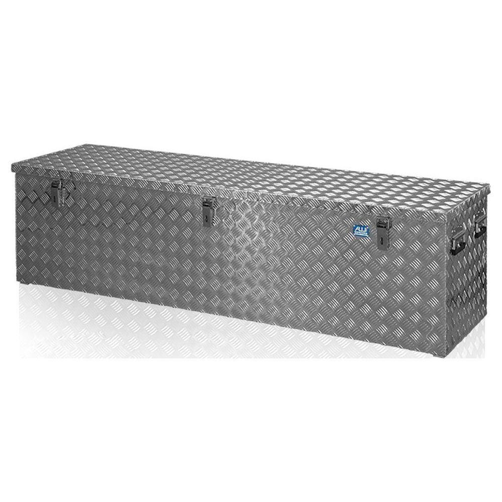Ein langer, silberner Aluminiumkasten mit Rautenmuster und Verschlüssen.