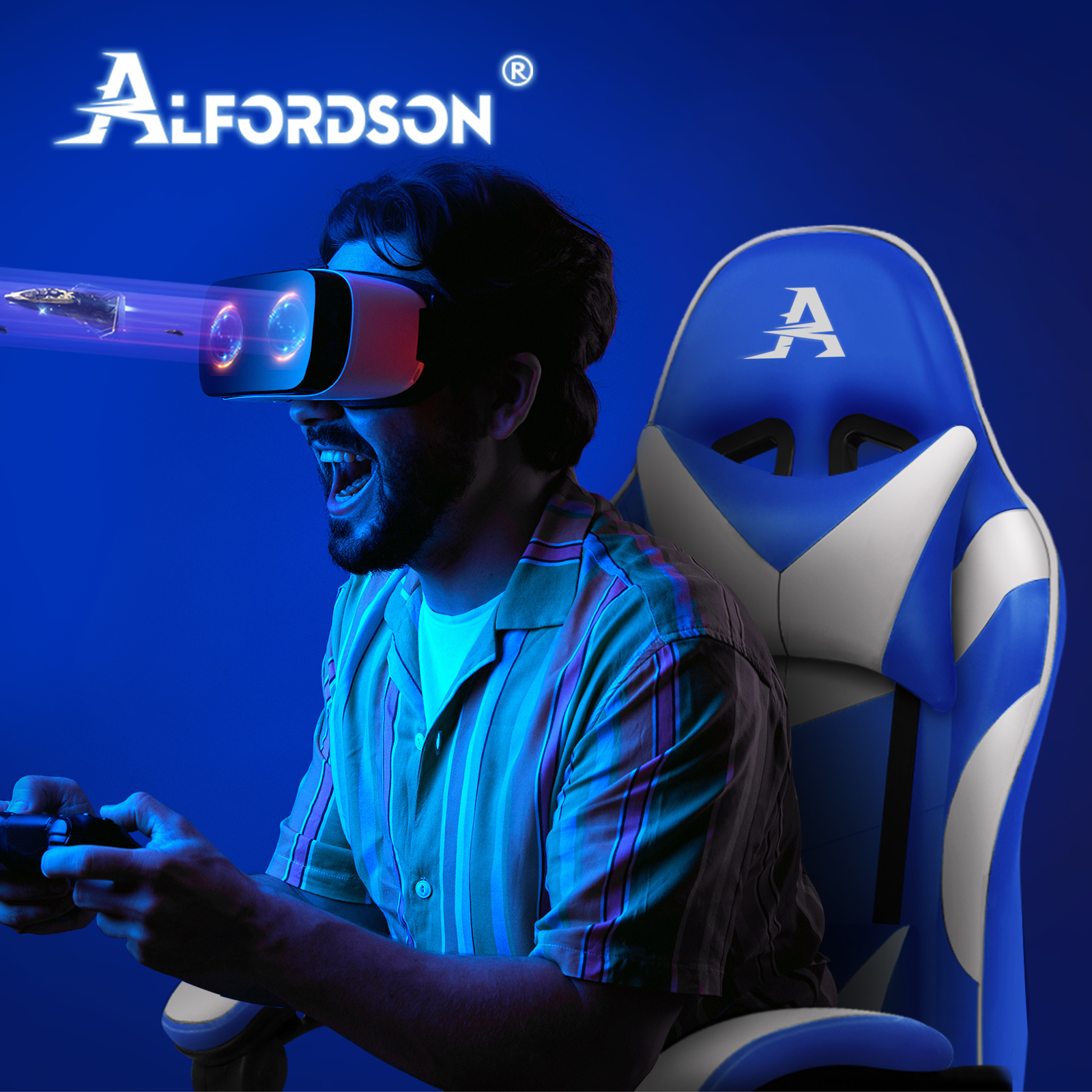 Mann mit VR-Brille spielt Spiel. Links ein Raumschiff, rechts ein Gaming-Stuhl.