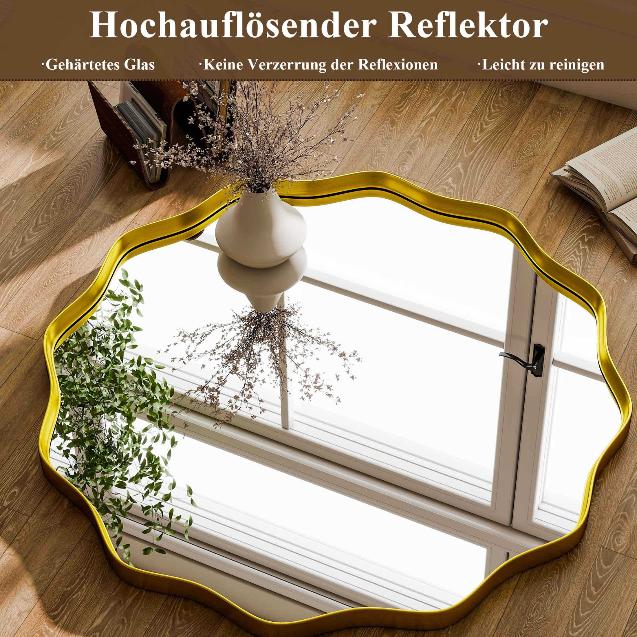 Ein goldener Spiegel mit Wellenrand auf Holzboden, mit Spiegelung einer Pflanze und Fenster.