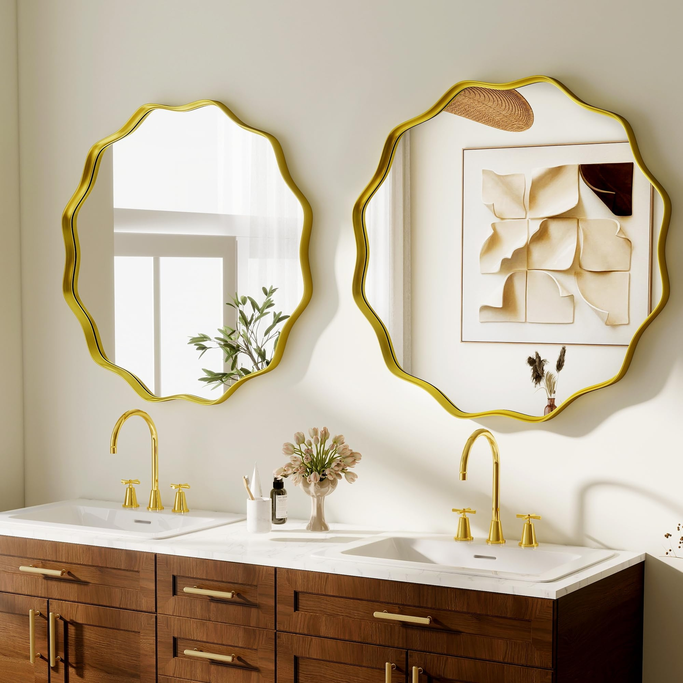 Badezimmer mit Doppelwaschbecken, Goldarmaturen, wellenförmigen Spiegeln und Holzeinbauten.