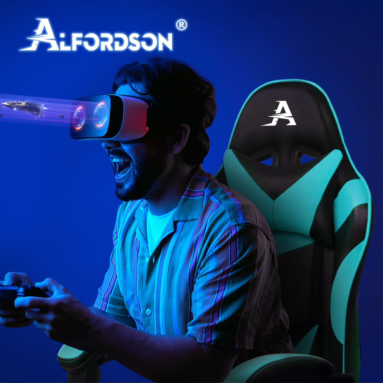 Mann in VR-Brille spielt mit Controller, daneben ein Gaming-Stuhl.