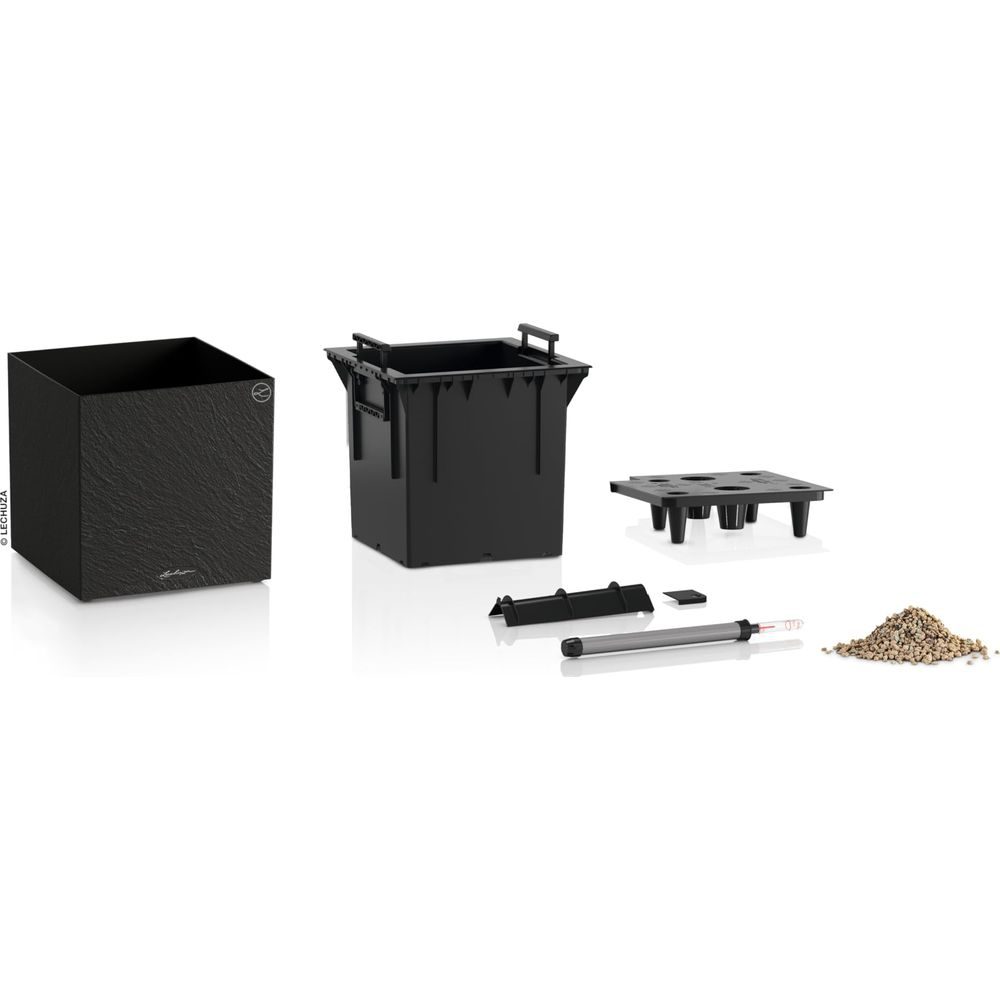 Un pot de fleurs noir avec accessoires : insert, grille, tube de remplissage, granulés.