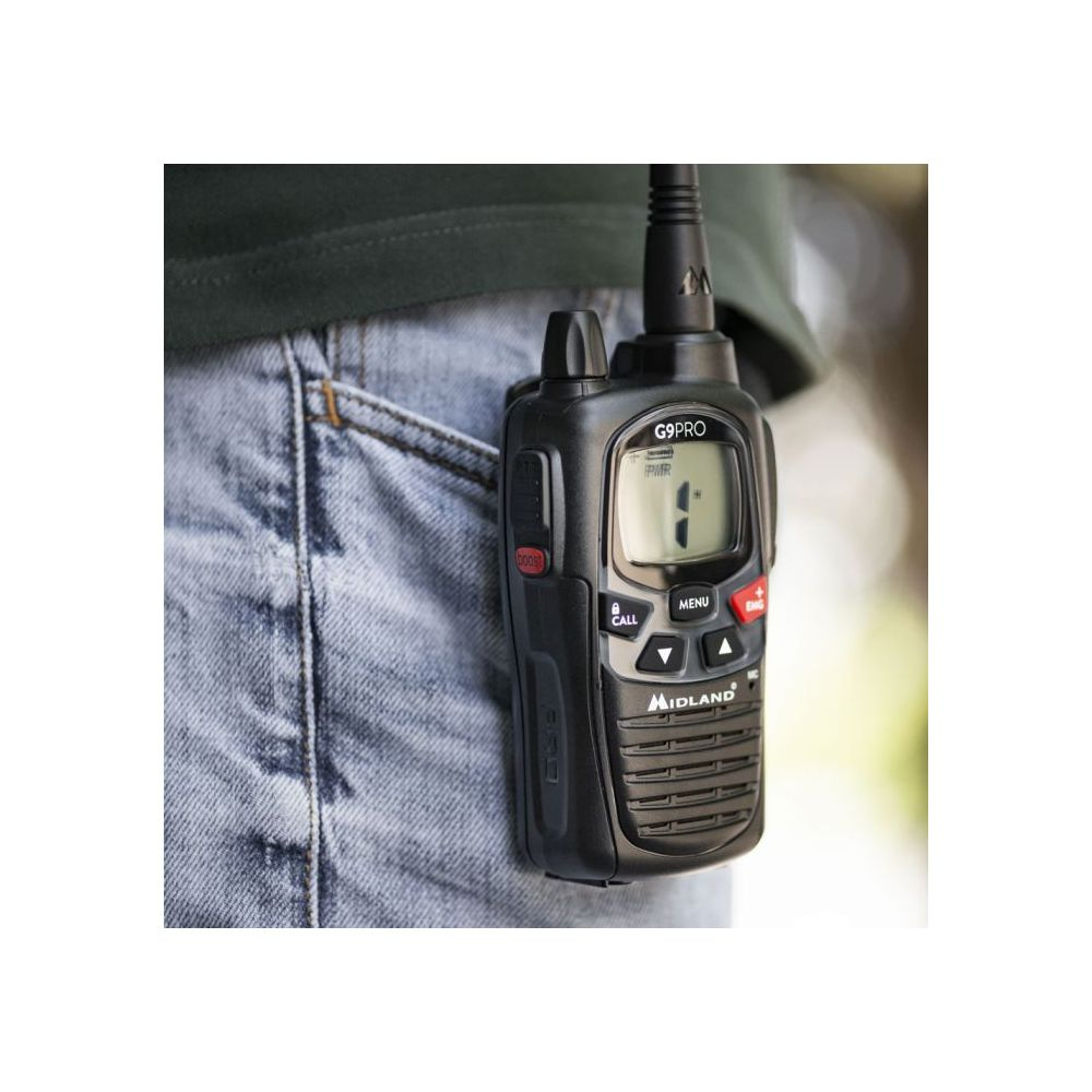 Una radio Midland G9PRO nera è agganciata a jeans blu.