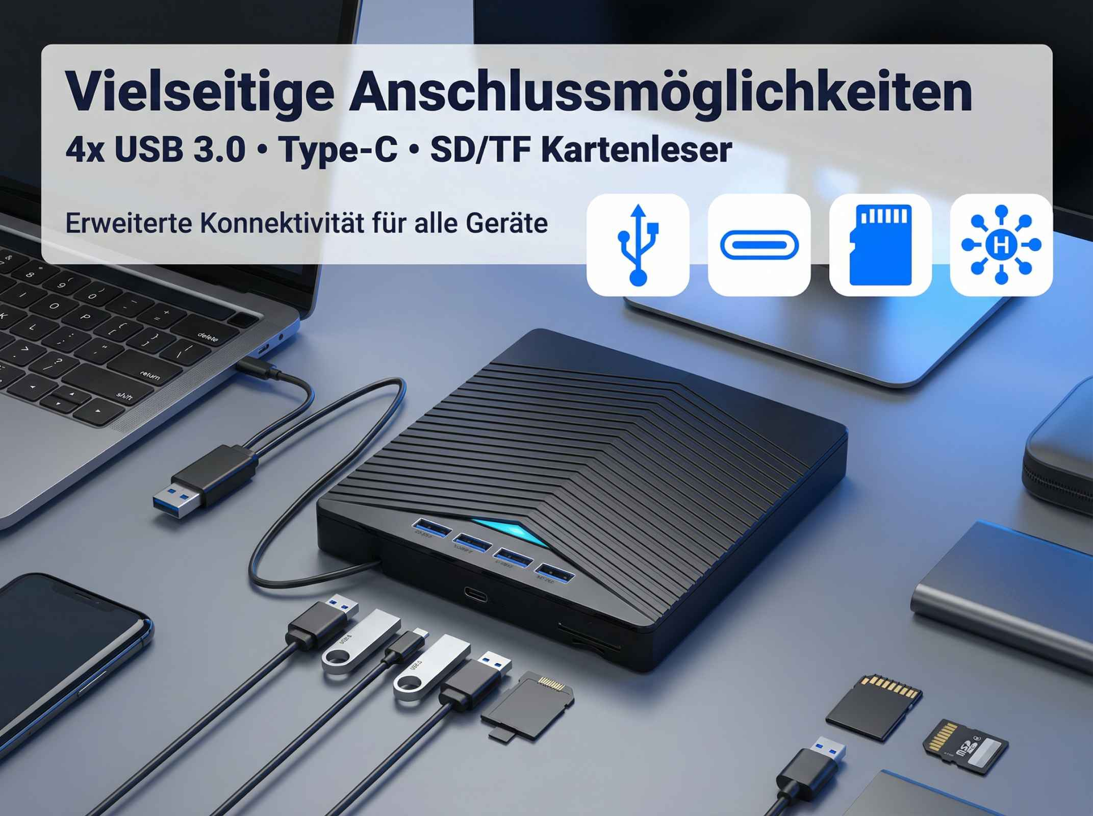 Ein schwarzer Hub mit vielen Anschlüssen steht neben einem Laptop. USB-Sticks und SD-Karten sind angeschlossen.